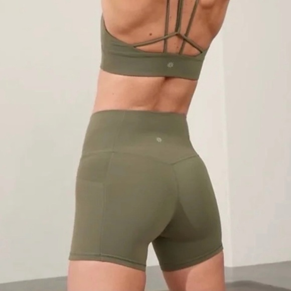 Athleta Salutation Stash High Rise 5" Short Moss Size Medium - Picture 3 of 8